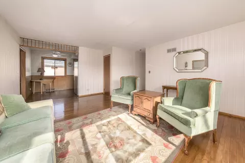 Living - 170 Westmere Rd, Des Plaines, IL 60016 photo 3 of 3