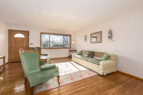 Living - 170 Westmere Rd, Des Plaines, IL 60016 photo 2 of 3