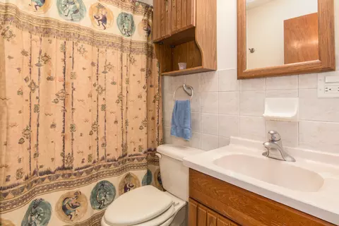 Bath - 170 Westmere Rd, Des Plaines, IL 60016 photo 2 of 2