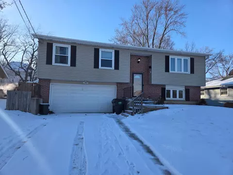210 Hazelwood Dr, Lindenhurst, IL 60046