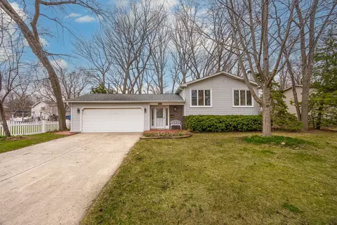 8000 Oakview Ln, Woodridge, IL 60517