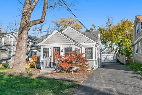 115 N Hager Ave, Barrington, IL 60010