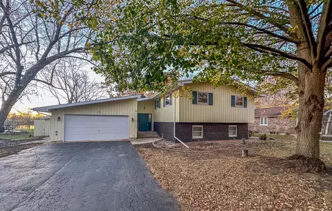 1752 Bittersweet Dr, Saint Anne, IL 60964