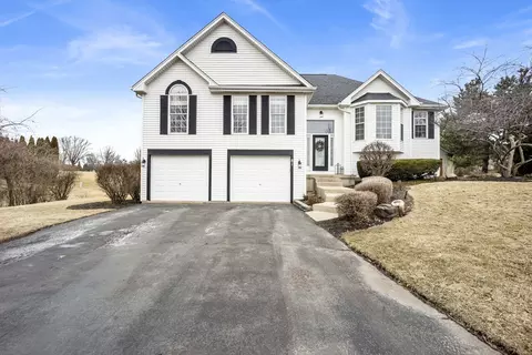81 Parkside Ct, North Aurora, IL 60542