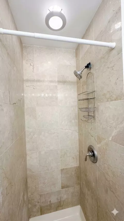 Bath - 843 E 52nd St #1, Chicago, IL 60615 photo 2 of 4