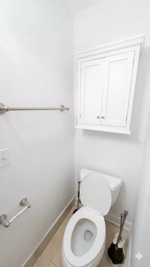Bath - 843 E 52nd St #1, Chicago, IL 60615 photo 3 of 4