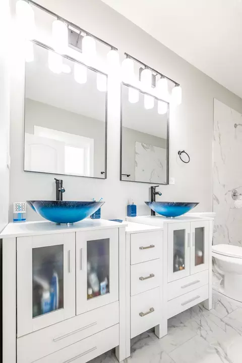 Bath - 4448 Joliet Ave, Lyons, IL 60534 photo 6 of 9