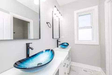 Bath - 4448 Joliet Ave, Lyons, IL 60534 photo 3 of 9