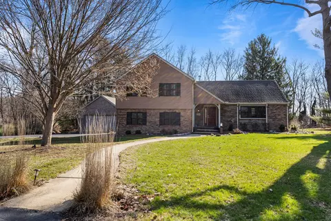 1506 Woodfield Dr, Mahomet, IL 61853