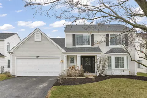 1371 E Braymore Cir, Naperville, IL 60564