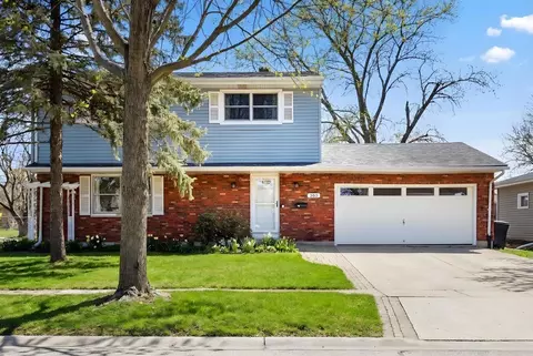 203 Fairview Dr, Saint Charles, IL 60174