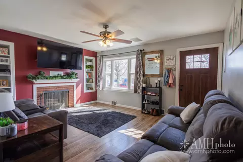 Living - 975 W Park Dr, Kankakee, IL 60901 photo 2 of 2