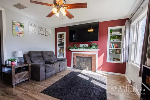 Living - 975 W Park Dr, Kankakee, IL 60901 photo 1 of 2