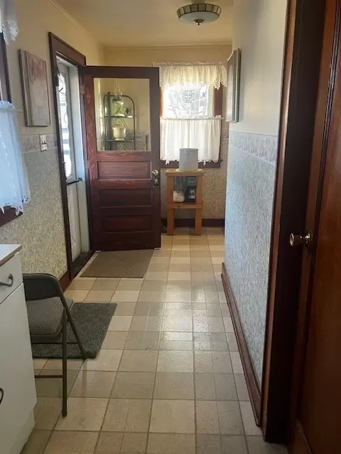 Entry Way - 425 E Dakota St, Spring Valley, IL 61362 photo 1 of 2