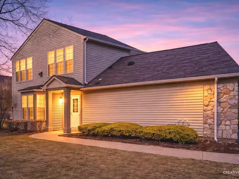 3210 Bromley Ln, Aurora, IL 60502