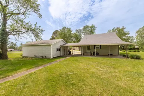 Exterior - 202 S Ervin St, Pittsburg, IL 62974 photo 4 of 8