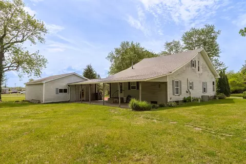 Exterior - 202 S Ervin St, Pittsburg, IL 62974 photo 5 of 8