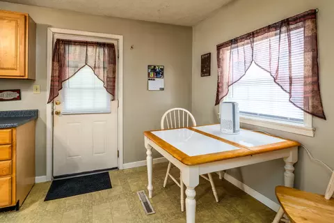 Entry Way - 202 S Ervin St, Pittsburg, IL 62974 photo 1 of 1