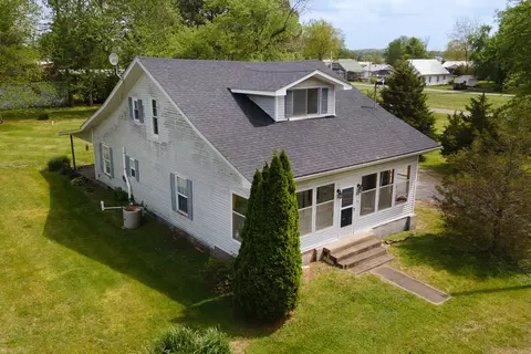 Exterior - 202 S Ervin St, Pittsburg, IL 62974 photo 1 of 8