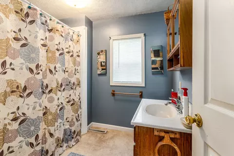 Bath - 202 S Ervin St, Pittsburg, IL 62974 photo 2 of 4