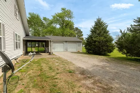 Exterior - 202 S Ervin St, Pittsburg, IL 62974 photo 6 of 8