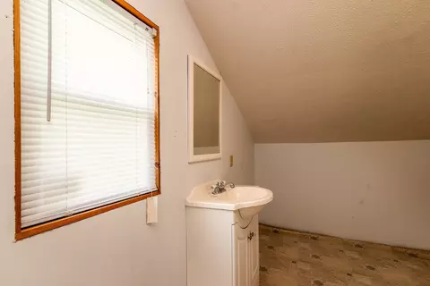 Bath - 202 S Ervin St, Pittsburg, IL 62974 photo 3 of 4