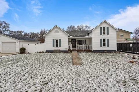 306 Shimp St, Milmine, IL 61855