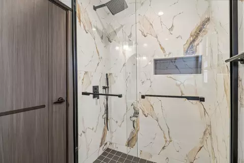 Bath - 1509 Center St, Des Plaines, IL 60018 photo 3 of 7
