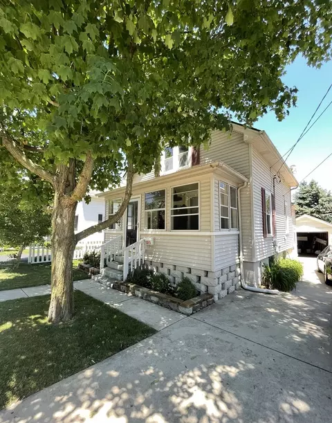 1312 Dean St, Saint Charles, IL 60174