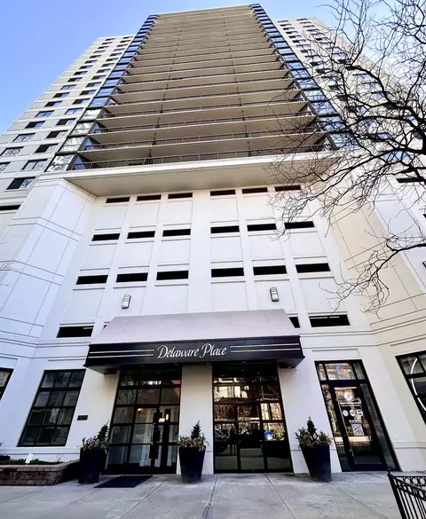33 W Delaware Pl #7C, Chicago, IL 60610