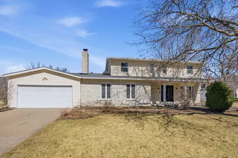 4 Estate Ct, Bettendorf, IA 52722