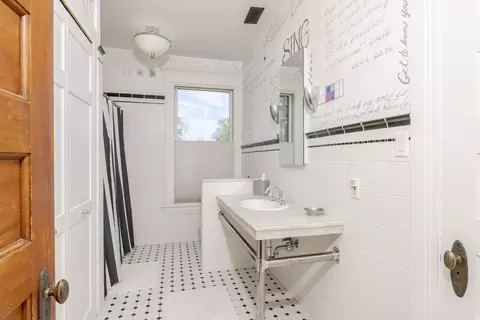 Bath - 5 Broadway Pl, Normal, IL 61761 photo 5 of 6