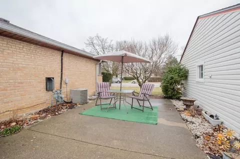 Exterior - 609 E Thacker St, Des Plaines, IL 60016 photo 6 of 6