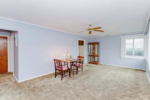 Living - 609 E Thacker St, Des Plaines, IL 60016 photo 1 of 3