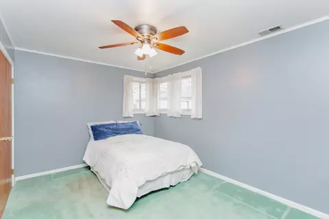 Bedroom - 609 E Thacker St, Des Plaines, IL 60016 photo 5 of 6