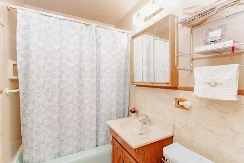 Bath - 609 E Thacker St, Des Plaines, IL 60016 photo 2 of 2