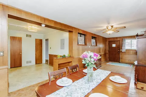 Dining - 609 E Thacker St, Des Plaines, IL 60016 photo 3 of 3