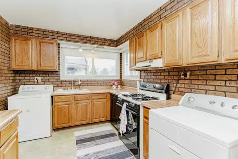 Kitchen - 609 E Thacker St, Des Plaines, IL 60016 photo 2 of 3