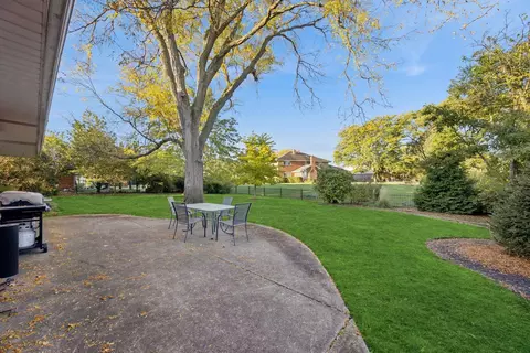 6530 Chaucer Rd, Willowbrook, IL 60527 photo 3