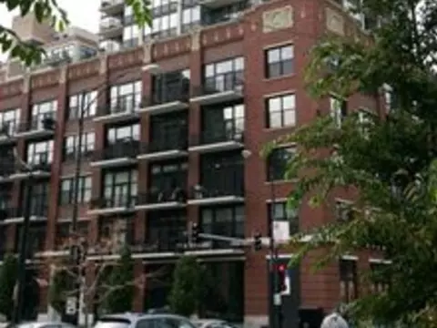 210 S Desplaines St #P-003, Chicago, IL 60661