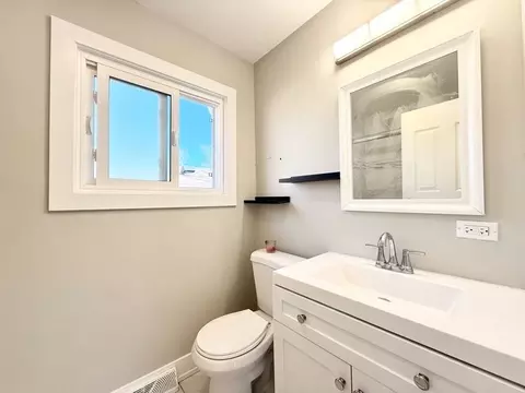 Bath - 1338 W 108th Pl, Chicago, IL 60643 photo 1 of 3