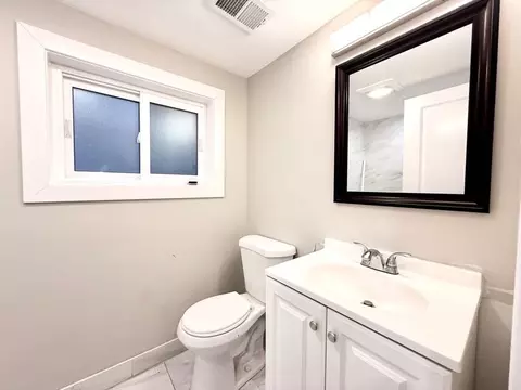 Bath - 1338 W 108th Pl, Chicago, IL 60643 photo 2 of 3