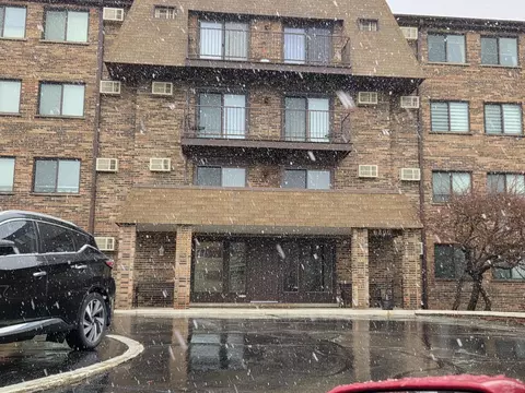 6800 W Raven St #205, Chicago, IL 60631