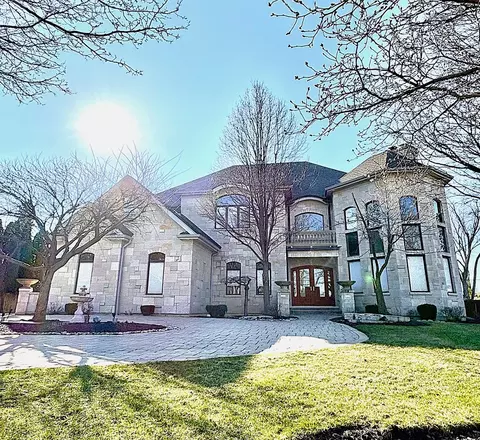 904 S Edgewood Ln, Mount Prospect, IL 60056