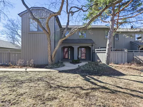 186 Shoreline Rd, Lake Barrington, IL 60010