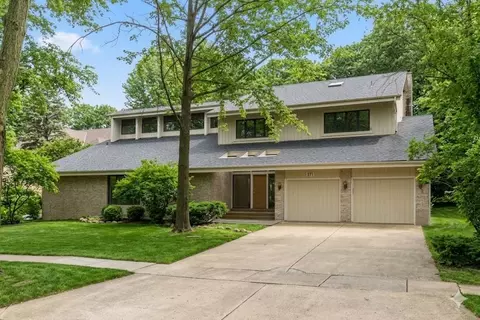 371 W Arboretum Cir, Wheaton, IL 60189
