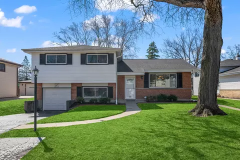 1917 E Pawnee Ln, Mount Prospect, IL 60056