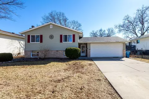 407 W Oak St, Eldridge, IA 52748
