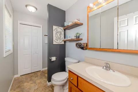 Bath - 2615 E Girot Ln, Diamond, IL 60416 photo 2 of 3