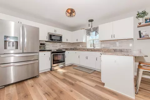 Kitchen - 2615 E Girot Ln, Diamond, IL 60416 photo 2 of 2